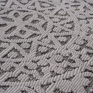 Guros - 6' X 9' Medallion Indoor / Outdoor Area Rug - Gray / White